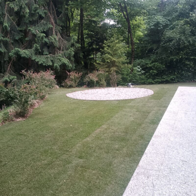 la zona conviviale del giardino con aree in ghiaia stabilizzata